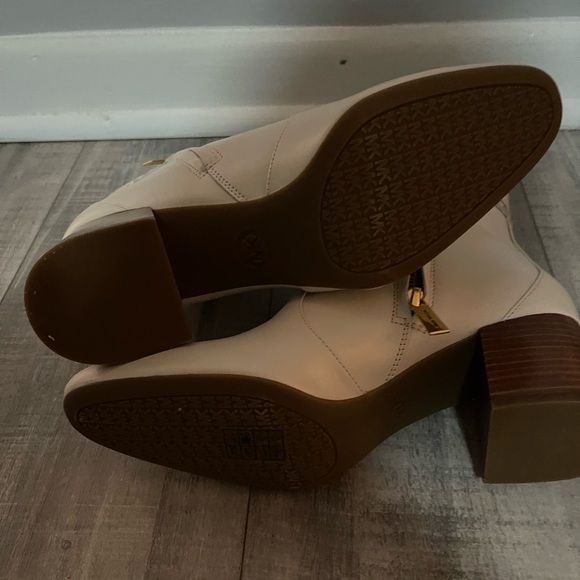 NWOB Michael Kors Cream Ankle Booties Size 9 - Picture 13 of 14